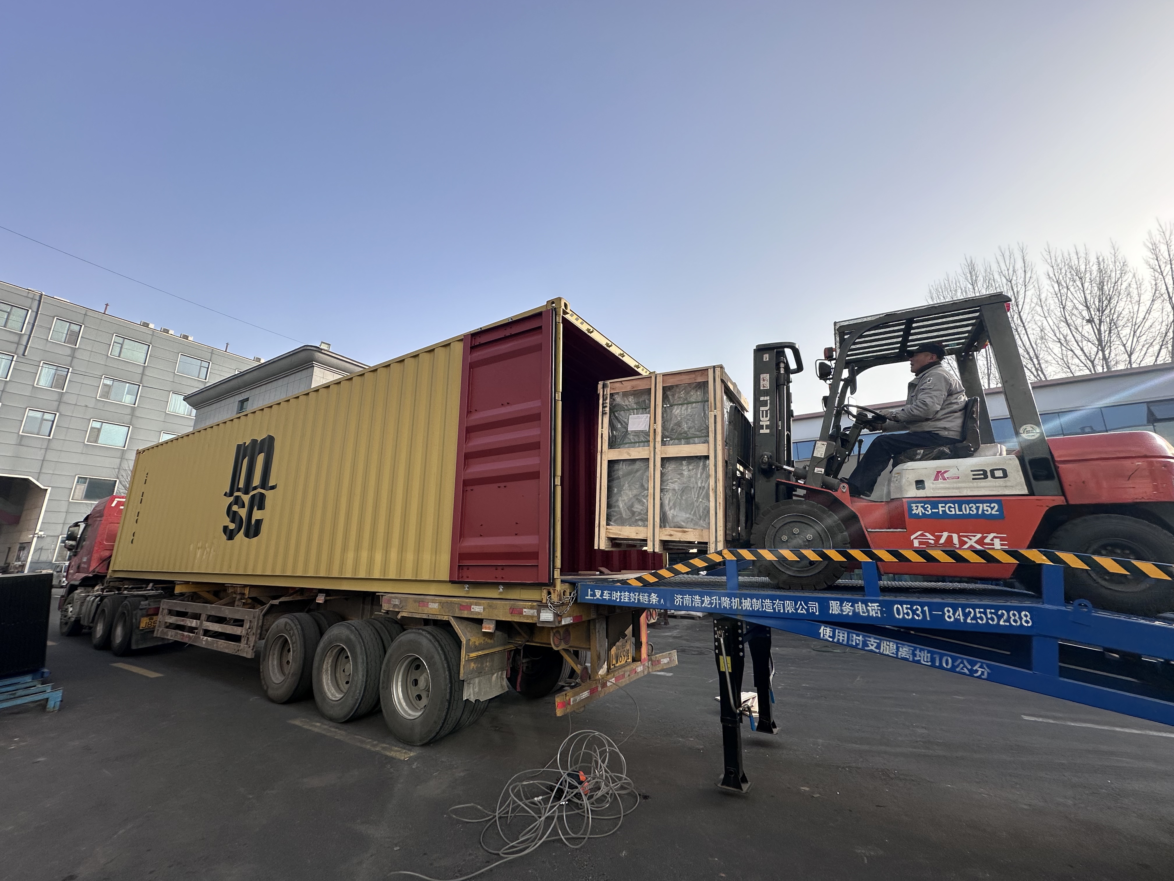 Надежно закреплен для обеспечения устойчивости во время морской или наземной транспортировки.